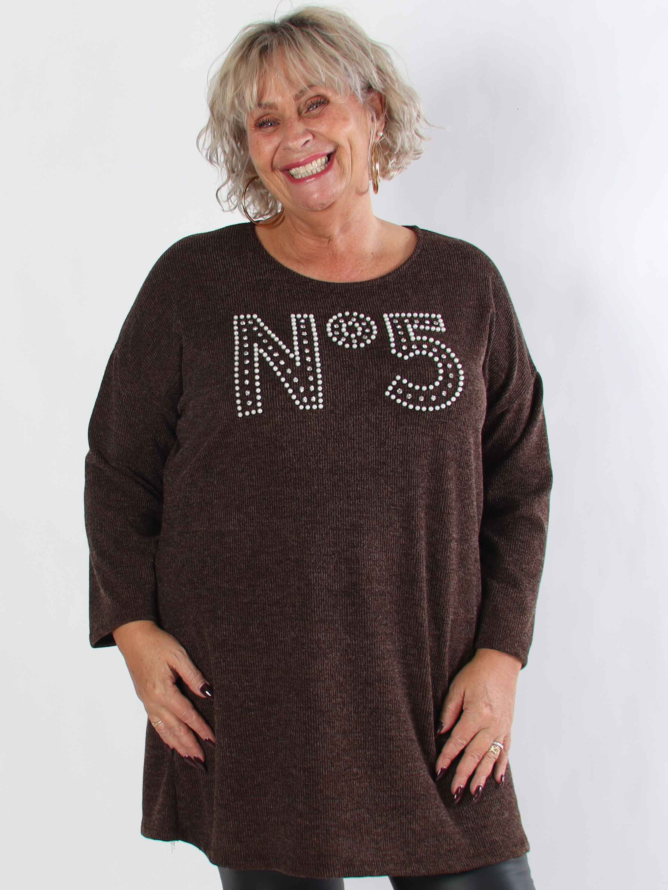 Jana - Let plus size strikkjole med similisten og perler på brystet